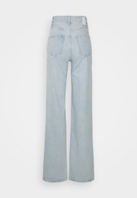 Jeans de cintura alta azul claro com um corte relaxado. Apresenta um design clássico de cinco bolsos e corte reto. Textura de denim macio.