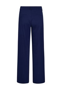 Marineblauwe wijde broek van zachte stof, met een gladde textuur, ceintuurlussen en twee achterzakken. Geen zichtbare patronen of ontwerpen.