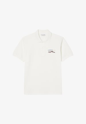 Polo shirt bianco in cotone, con colletto a tre bottoni, maniche corte e un design ricamato con "Lacoste" e montagne sul petto.