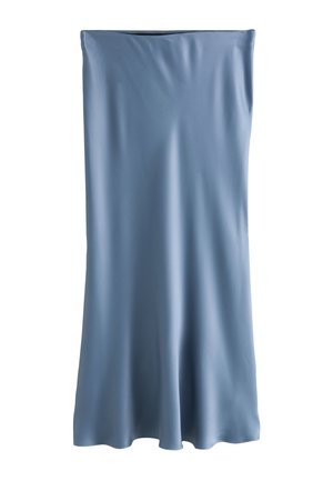 Jasnoniebieska spódnica midi z satyny o gładkiej fakturze i lekko rozszerzanym dołem na białym tle.