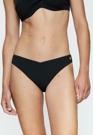 Czarne bikini z dolną częścią o kształcie litery V. Wykonane z gładkiego materiału, zapewniające minimalne zakrycie, z delikatnymi złotymi akcentami. Brak wzorów lub ozdób.