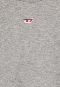 Felpa grigia con un piccolo logo ricamato rosso. Il tessuto ha una texture morbida con un leggero motivo melange. Design con scollatura rotonda.