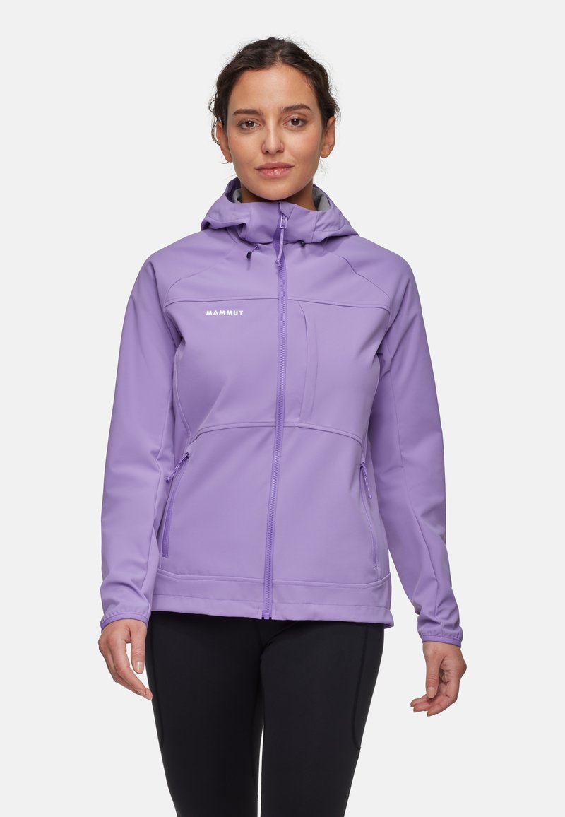 Giacca softshell viola con un design aderente, cappuccio regolabile, tasche frontali con zip e un logo discreto bianco sul petto.