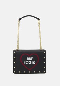 Svart faux läderhandväska med guld kedjestropp, röd hjärtdetalj och vit text "LOVE MOSCHINO"; har guld nitar längs kanterna.