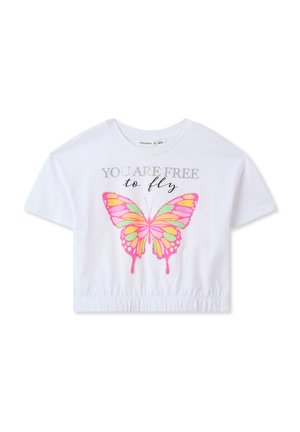Una maglietta bianca cropped con collo tondo, che presenta una grande grafica di una farfalla colorata nei toni del rosa, giallo e verde, con del testo sopra di essa.