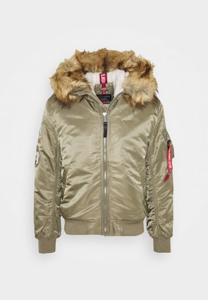 Chaqueta bomber verde oliva con capucha de piel sintética, cierre de cremallera, puños de canalé, bolsillos laterales y parche decorativo en la manga.