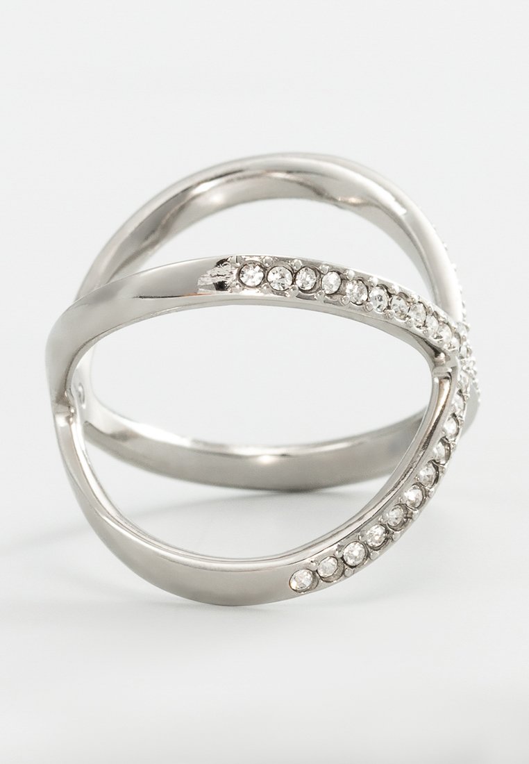 Anillo de plata con un diseño retorcido, que presenta una fila de pequeñas piedras preciosas transparentes a lo largo de una banda. Acabado liso con una forma contemporánea.