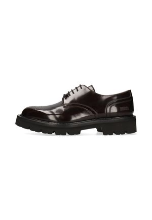Dunkelbrauner polierter Lederschnürschuh mit dicker schwarzer Profilsohle und dezenten Brogue-Details an der Spitze.