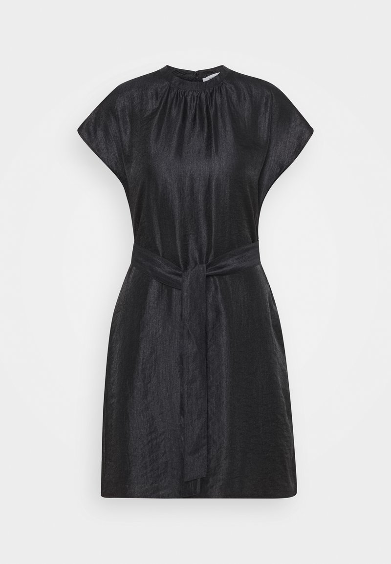 Robe noire à manches courtes avec encolure froncée et ceinture nouée, fabriquée en tissu légèrement brillant, présentée sur fond blanc.