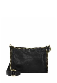 Borsa a tracolla in pelle nera con borchie dorate lungo i bordi, texture morbida, forma rettangolare e tracolla regolabile con una fibbia in metallo.