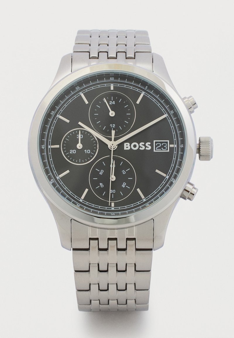 Montre chronographe en métal argenté avec cadran noir, trois sous-cadrans, marqueurs argentés, affichage de la date indiquant le 23, et logo « BOSS ».