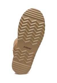 Tan suede boot sole with a zigzag tread pattern, featuring the brand name "EVERAU" embossed in dark brown near the heel.