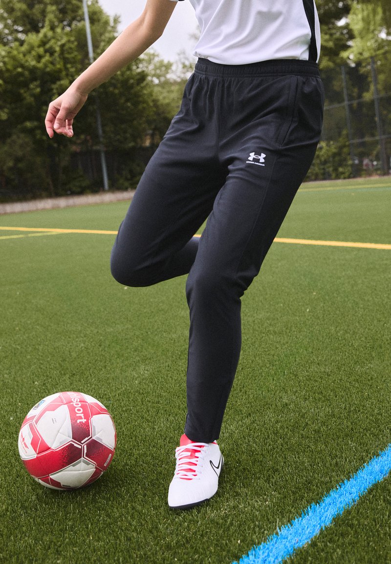 Under Armour - CHALLENGER PANT - Donji dijelovi trenirke - black, Povećaj