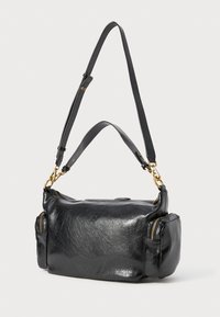 Sac à bandoulière en cuir noir avec des accessoires dorés, des poches zippées, une texture lisse et une sangle ajustable pour des options de transport polyvalentes.