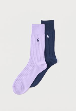Paar gerippte Sneakersocken in Lavendel und Marineblau, jeweils mit einem kleinen gestickten Polospieler-Logo nahe der Manschette.