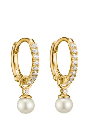 Goldene Creolen mit kleinen Diamanten und einem einzelnen runden weißen Perlenanhänger, der von jedem Creolen hängt.
