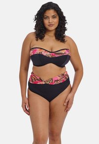 Černé bikini se květinovým vzorem v růžové a oranžové na horním pásu a bocích. Design zahrnuje bezramínkový top a vysoké spodní díly.