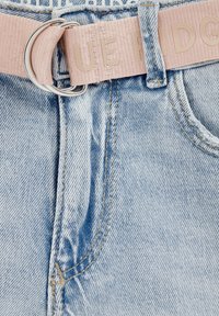Svetlo modra denim tkanina z roza elastičnim pasom, ki ima okrogel srebrn zaponko in utisnjen napis "BLUE RIDGE."