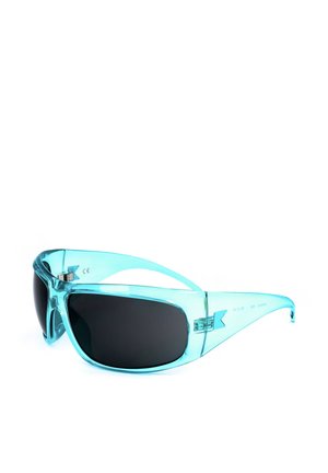 Occhiali da sole avvolgenti con montatura trasparente turchese e lenti scure inclinate verso destra su sfondo bianco.