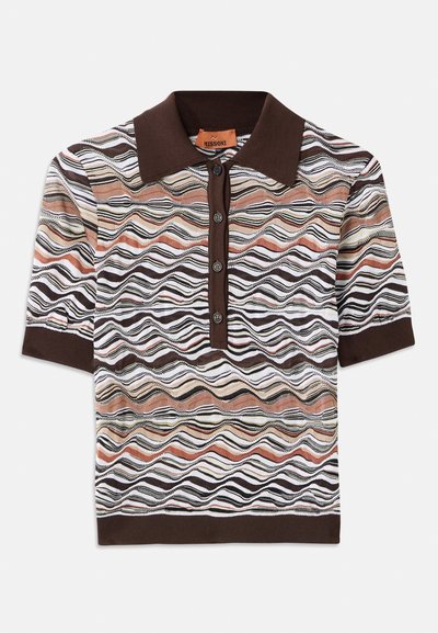 Brown collar polo shirt with a multicolored wavy pattern in shades of brown, cream, and terracotta; five-button placket; short sleeves.