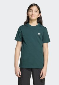 Zöld, rövidujjú pamut póló, kerek nyakkivágással és egy kis fehér Adidas logóval a bal mellen. Sima tapintású.