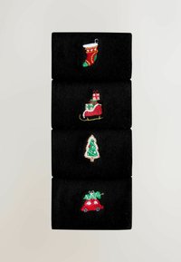 Schwarze Socken mit vier unterschiedlichen gestickten Feiertagsmotiven: einem Strumpf, einem Schlitten, einem Weihnachtsbaum und einem Auto mit einem Baum auf dem Dach.