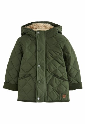 Veste matelassée vert olive à capuche avec boutons-pression, deux poches avant et doublure en polaire beige visible à l'intérieur de la capuche.