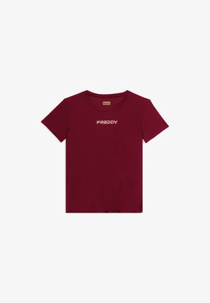 Camiseta de algodón burdeos de manga corta y cuello redondo, con un logo "FREDDY" en blanco en el pecho. Textura suave.