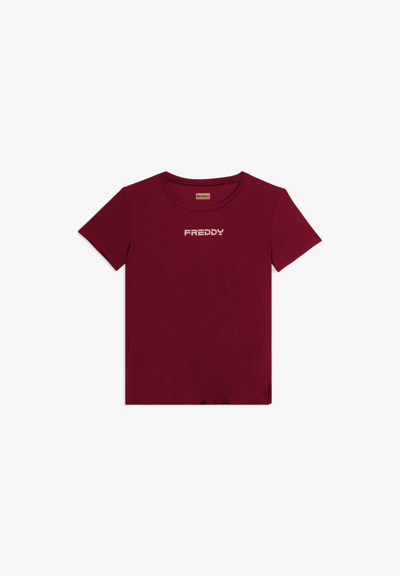 Camiseta de algodón burdeos de manga corta y cuello redondo, con un logo "FREDDY" en blanco en el pecho. Textura suave.