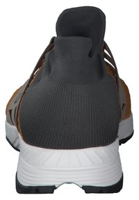 Graue Sportlichkeit mit einem sockenartigen Obermaterial, aus Textil, gepolstertem Schuhkragen und einer robusten weißen Laufsohle mit schwarzem Profil.