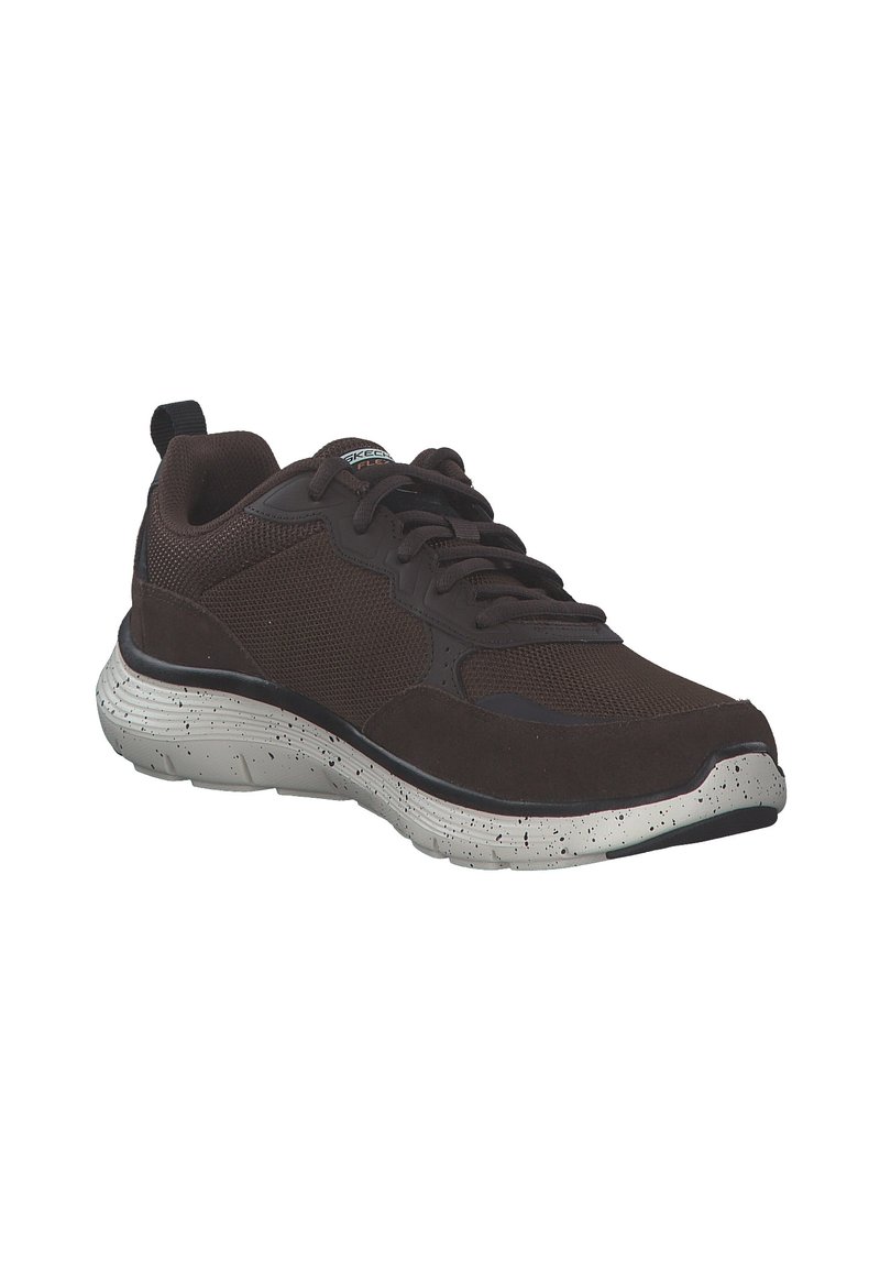 Zapatilla deportiva marrón con material de malla y ante, que presenta una suela gris moteada, puntera redondeada y un diseño de cordones.