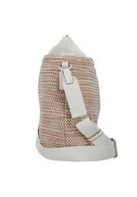 Bolso de mano tejido en color beige con un cuerpo texturizado y acentos de cuero blanco liso. Cuenta con una correa ajustable y un cierre superior con cremallera.