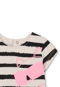 Gestreept T-shirt met korte mouwen in crèmekleur en zwart, met een roze kattenafbeelding met zonnebril en oordetails op de voorkant.