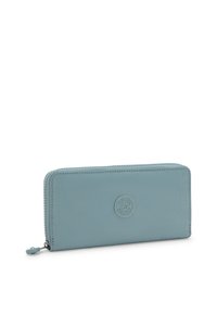 Monedero de cremallera en azul claro, hecho de una tela suave, que cuenta con un logo redondo en relieve en la parte frontal y costuras de acento a lo largo de los bordes.