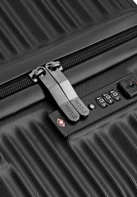 Schwarzer texturierter Koffer-Reißverschluss mit zwei Metall-Zippern, die in ein integriertes TSA-Kombinationsschloss mit dem Code 000 eingeklinkt sind.