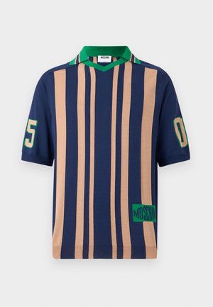 Polokošeľa s krátkym rukávom s vertikálnymi pruhmi v námorníckej modrej a béžovej farbe, zelený golier, čísla na rukávoch a nášivka s logom MOSCHINO na prednom leme.