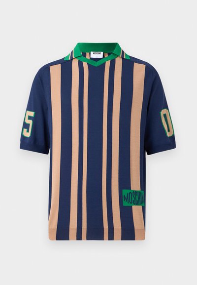 Πόλο με κοντό μανίκι σε κάθετες ρίγες σε ναυτικό μπλε και μπεζ, με πράσινο γιακά, αριθμούς στα μανίκια και λογότυπο MOSCHINO στο εμπρός μέρος του τελειώματος.