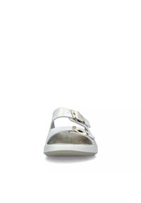 Sandalino bianco con accenti metallici, dotato di due fibbie regolabili, design aperto e soletta testurizzata per il comfort. Suola piatta.
