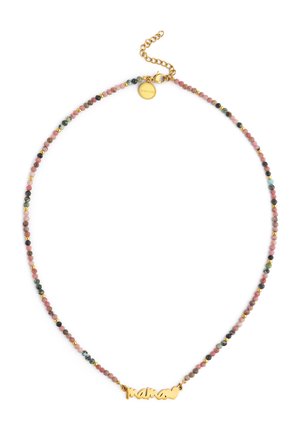 Delicata collana di perline con pietre multicolori e perline dorate, con pendente dorato "mama" con cuore su sfondo bianco.