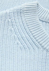 Suéter de malha azul claro com decote redondo canelado. Apresenta um padrão de ponto texturizado e um tecido suave e macio.