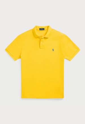 Polo shirt jaune en tissu coton avec un col à trois boutons, des manches courtes et un logo bleu brodé sur la poitrine.