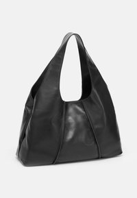 Borsa hobo in pelle nera con un ampio interno rotondo, tracolla larga e texture liscia. La delicata cucitura aggiunge profondità.