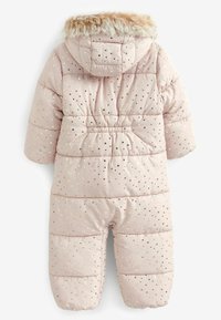 Mono de nieve acolchado rosa con capucha, que presenta un ribete de piel sintética y patrones de estrellas en dorado y negro. Textura suave y acolchada, con cintura elástica.