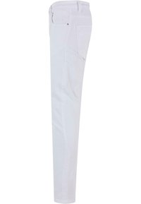 Jeans slim fit blancos, fabricados en algodón, que presentan un perfil lateral elegante, un diseño de cinco bolsillos y un hardware metálico sutil en el bolsillo trasero.