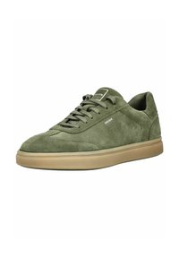 Groene suède lage sneaker met beige zool, veters aan de voorkant en merkdetails op de tong en zijkant.