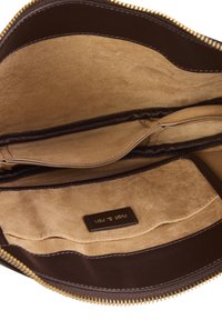 Open donkerbruine leren tas met een binnenkant van lichtbruin suède, meerdere compartimenten en een klein leren label dat aan de binnenkant is genaaid.