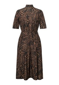Braun und schwarz gestreiftes Kleid im Zebra-Muster mit kragenförmigem Ausschnitt, kurzen Ärmeln und tailliertem Gürtel. Glatte Textur, Midi-Länge und ausgestellter Rock.