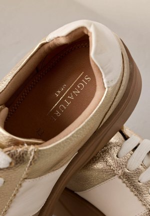 Next REGULAR FIT - FOREVER COMFORT CHUNKY - Matalavartiset tennarit - gold