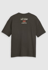 Camiseta gris oscuro de algodón. Presenta un logo impreso con "Toy Story" y "Levi's Authentic Western Wear" en varios colores en la parte posterior.