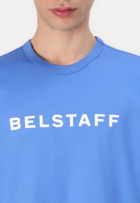 Belstaff STAPLE LOGO - Print T-shirt - hydra blue